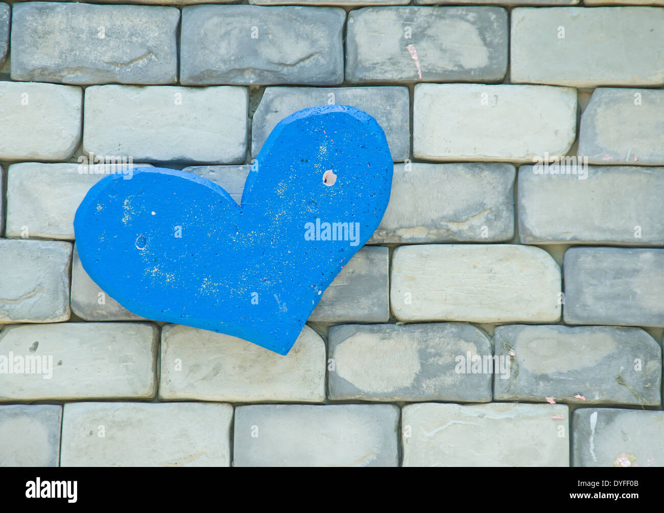 Forme de coeur bleu sur mur de béton Banque D'Images