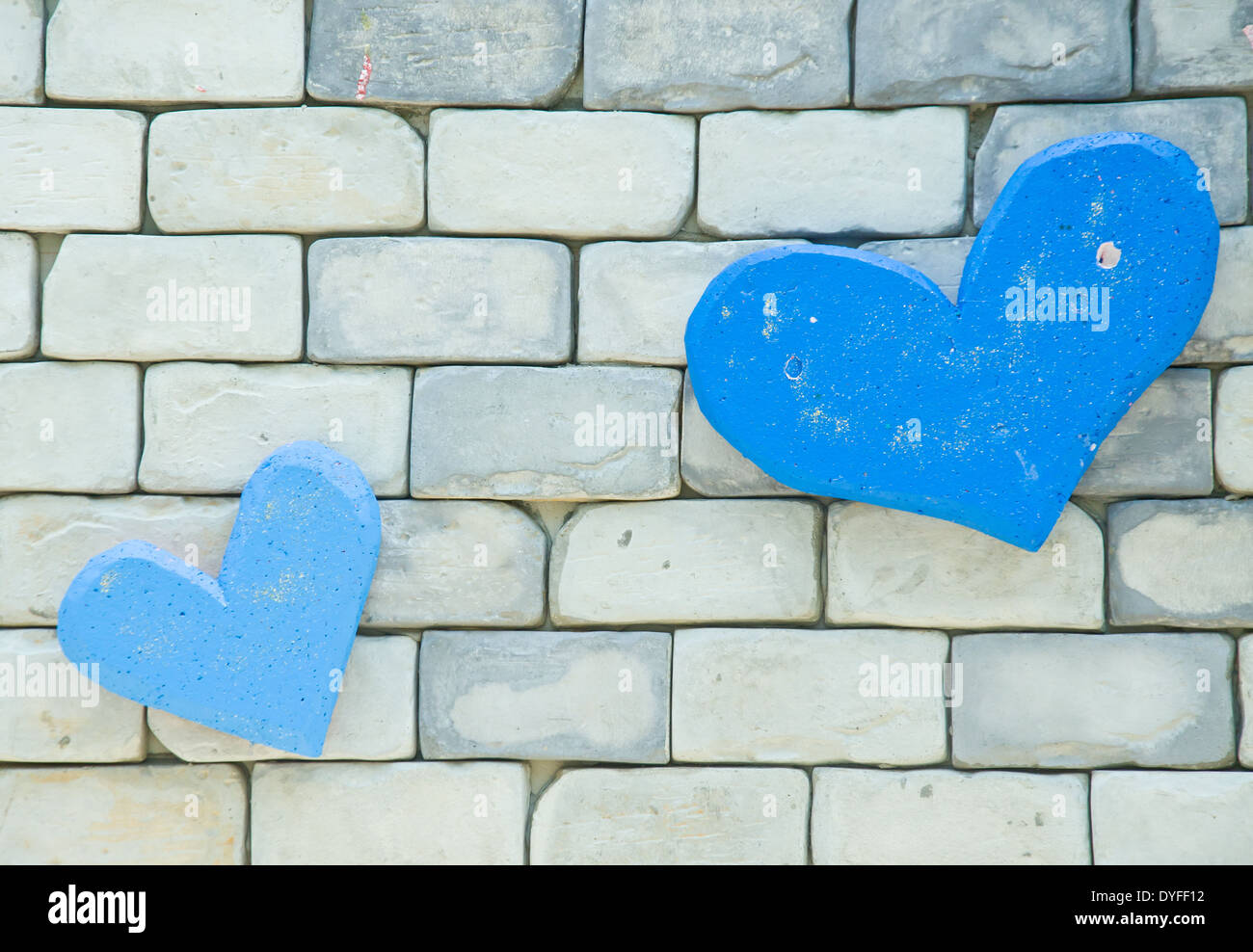 Forme de coeur bleu sur mur de béton Banque D'Images