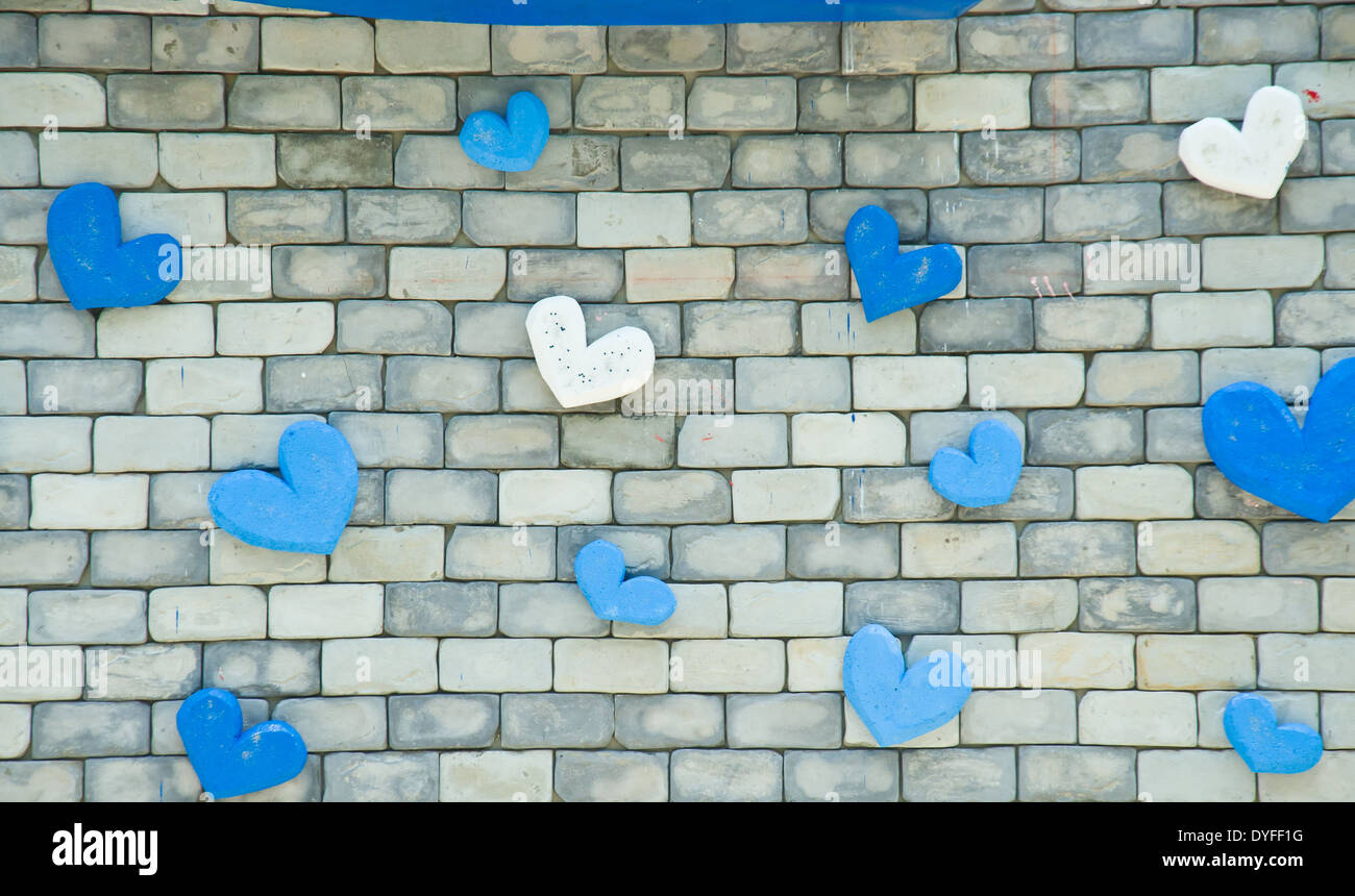 Forme de coeur blanc et bleu sur mur de béton Banque D'Images