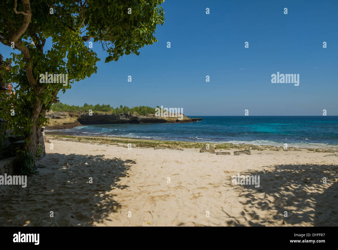 Plage, arbres et Nusa Lembongan mer Thaïlande Banque D'Images