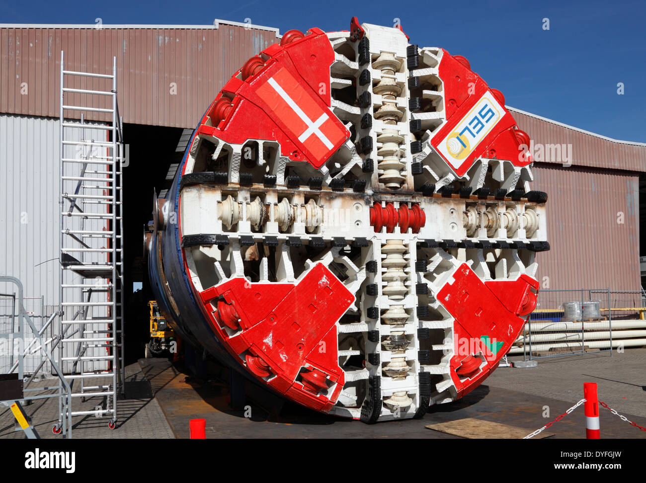 Copenhague, Danemark, 16 avril 2014. La tête de coupe rotative sur la dernière des quatre machines géantes d'alésage de tunnel soumises aux essais finaux avant d'être mise en service. Dans les quatre années à venir, deux nouvelles lignes du métro de Copenhague formeront un anneau géant sur les lignes actuelles du métro et formeront une toute nouvelle ligne circulaire de 15,5 km. Quatre machines d'alésage de tunnel ou plutôt 800 tonnes lourdes et 100m de long sous-sol des usines géantes ne sont pas seulement tunnel le 15,5 km à la profondeur de 40m, mais enlever le muck et de créer un tunnel de béton scellé comme ils vont. Crédit: Niels Quist/Alay Banque D'Images