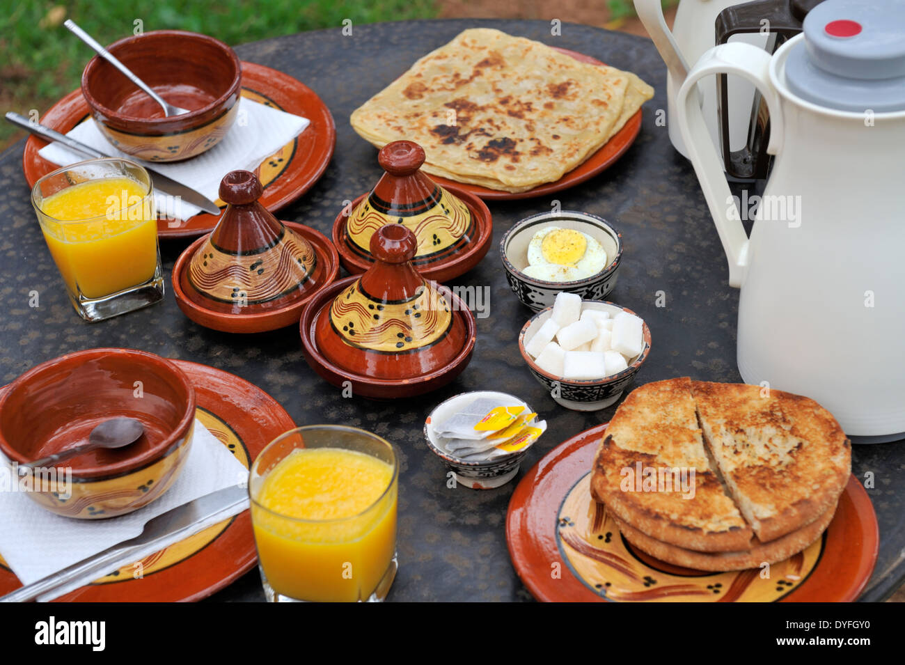 Petit déjeuner marocain Banque de photographies et d'images à haute  résolution - Alamy
