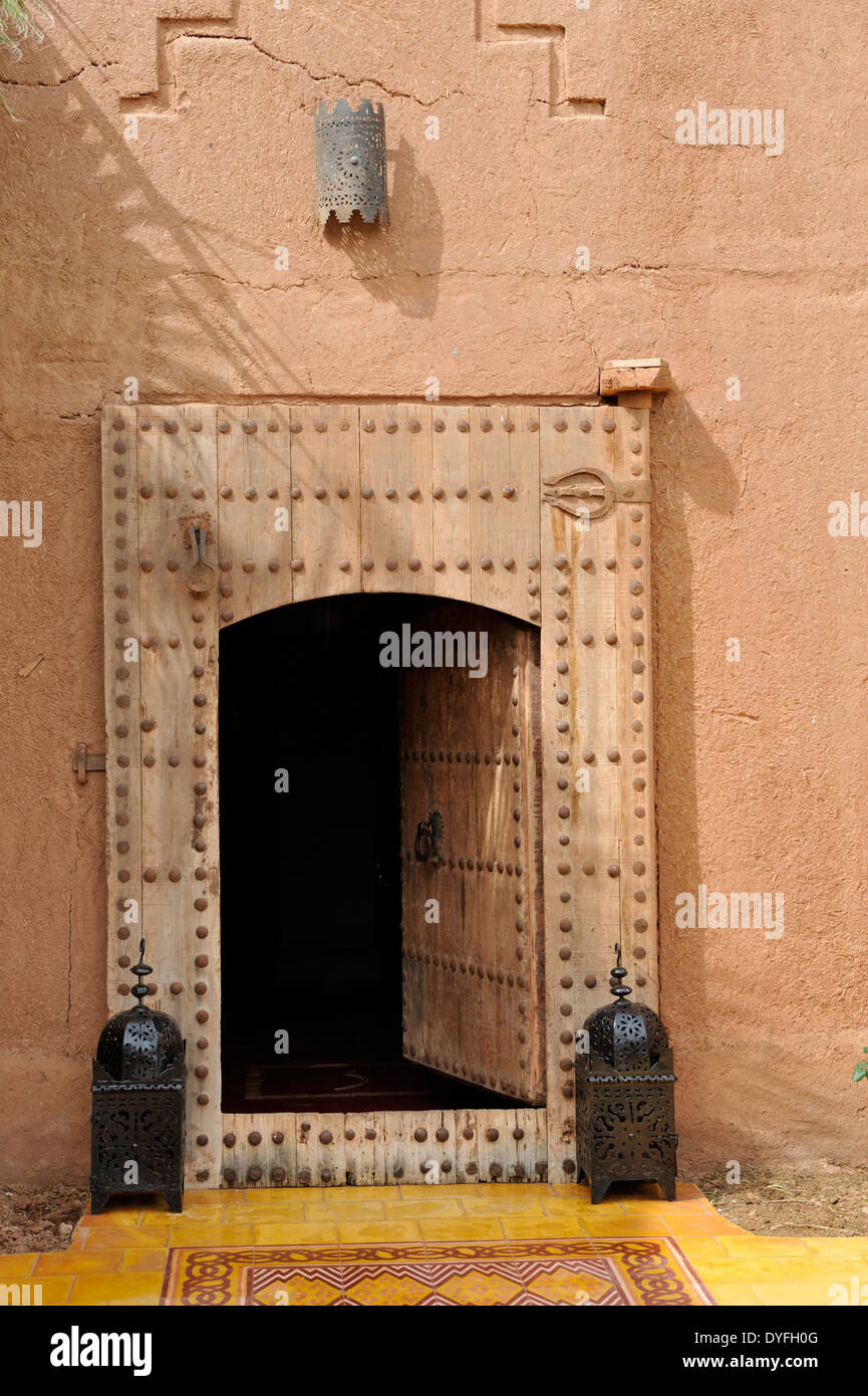 Porte En Bois Traditionnel Marocain De Lextérieur Ouvert à