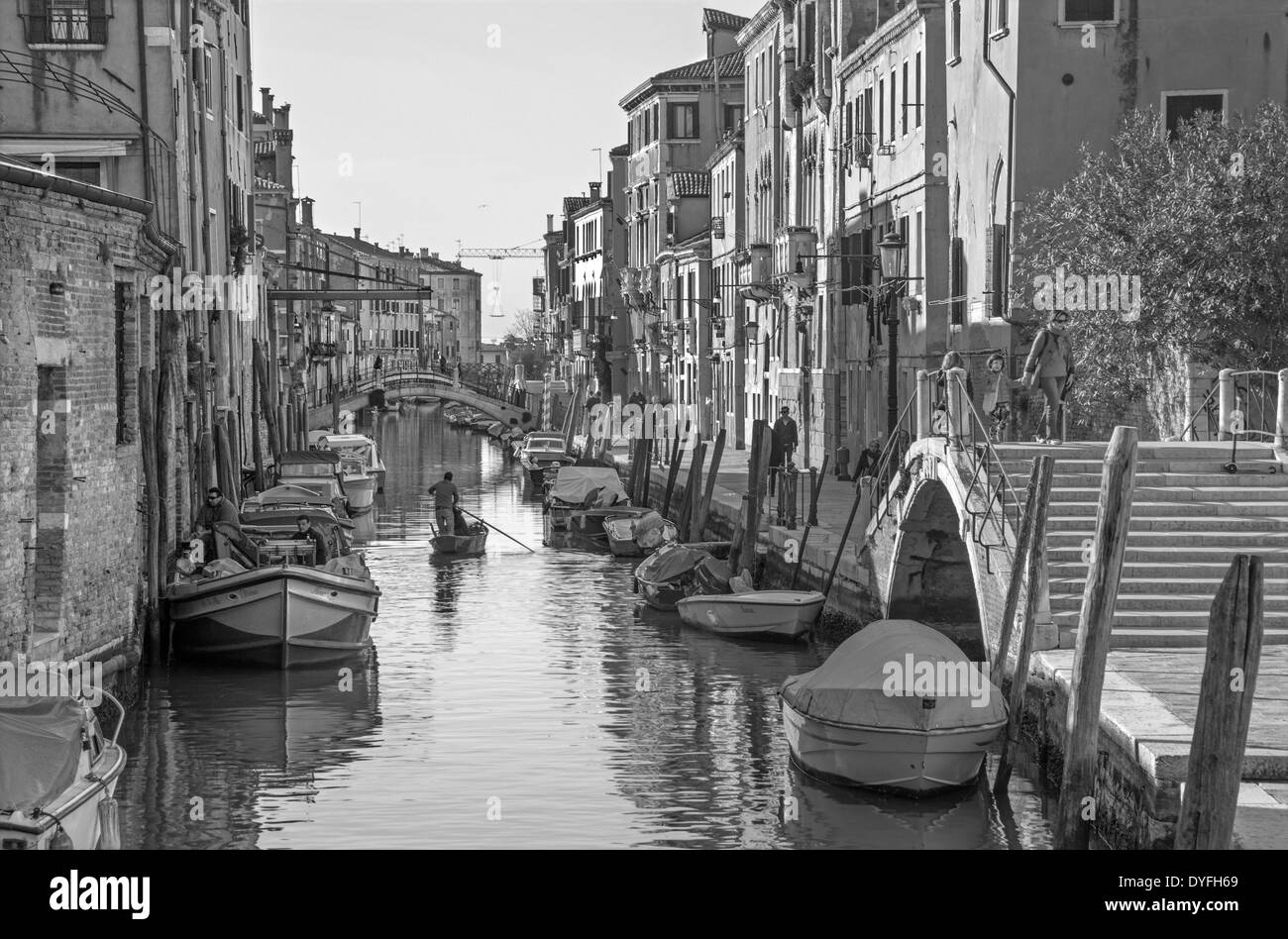 Venise, Italie - 13 mars 2014 : Fondamneta Contrarini Gasparo street et canal Rio Madonna. Banque D'Images