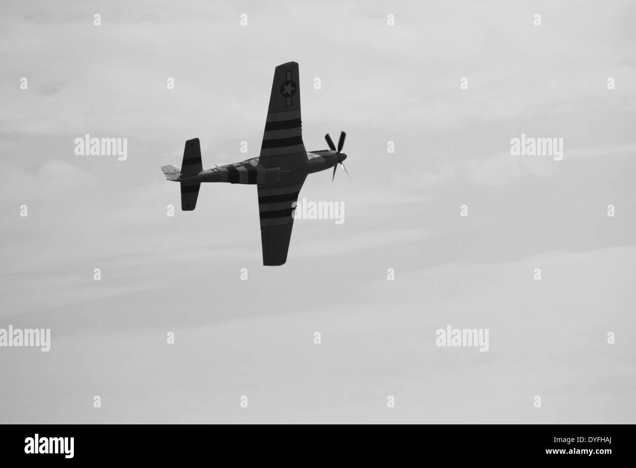 P-51 Mustang volant à Clacton Air show, Août 2013 Banque D'Images