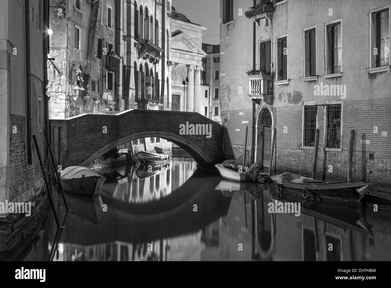 Venise - Regarder vers le Rio della Maddalena au crépuscule Banque D'Images