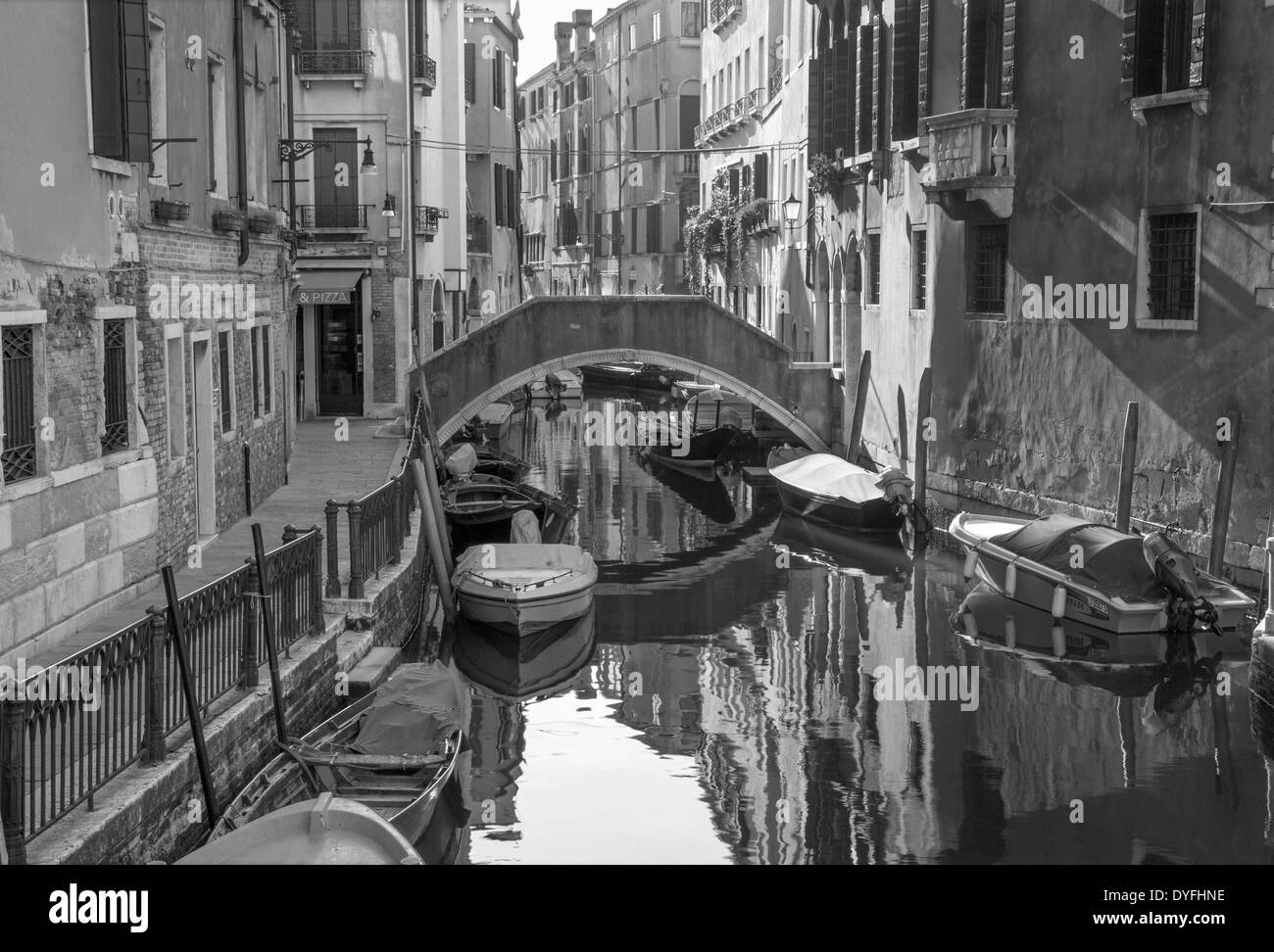 Venise, Italie - 13 mars 2014 : regardez à canal Rio dei Frari Banque D'Images