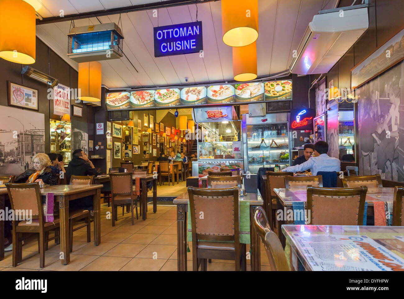 Intérieur de la célèbre boutique de pudding (Lale Restaurant Divan Yolu Caddesi), dans le quartier de Sultanahmet, Istanbul, Turquie Banque D'Images