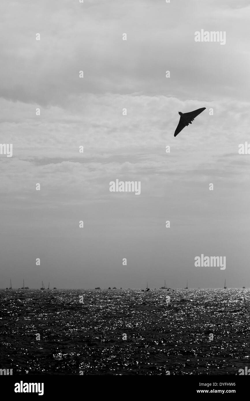Flying Avro Vulcan bomber à Clacton airshow Août 2013 Banque D'Images