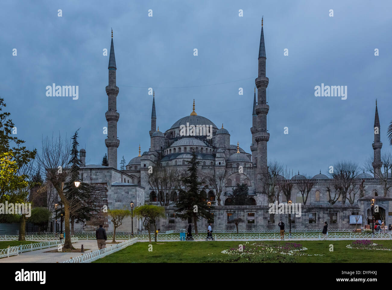 Mosquée Bleue (Sultanahmet Camii) à partir de Sultanahmet Park au crépuscule, Sultanahmet, Istanbul, Turquie Banque D'Images