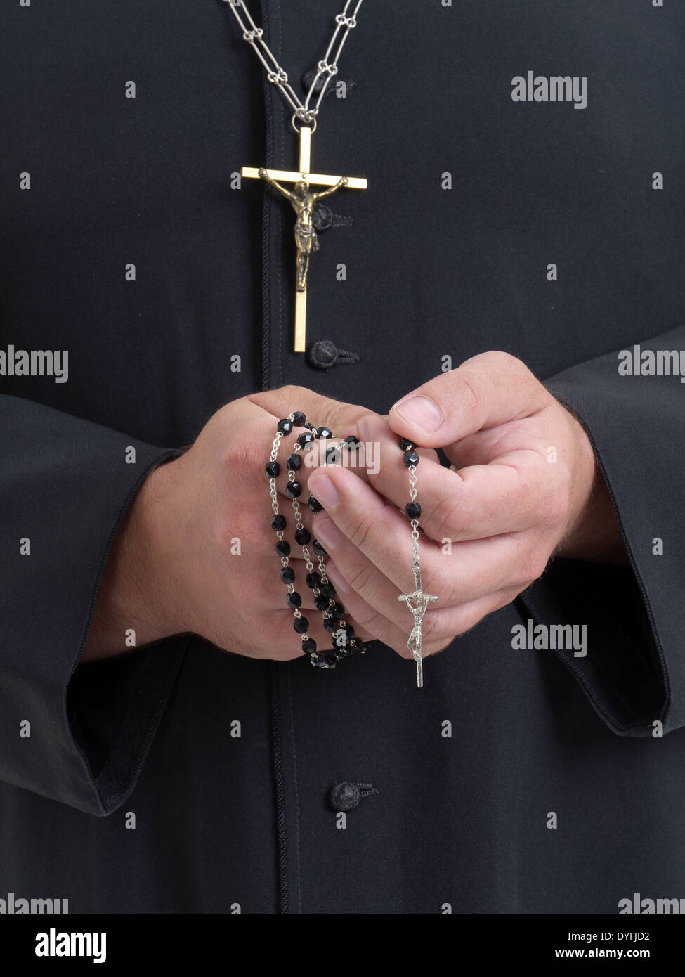 Gros plan du prêtre catholique's hands holding le Rosaire Banque D'Images