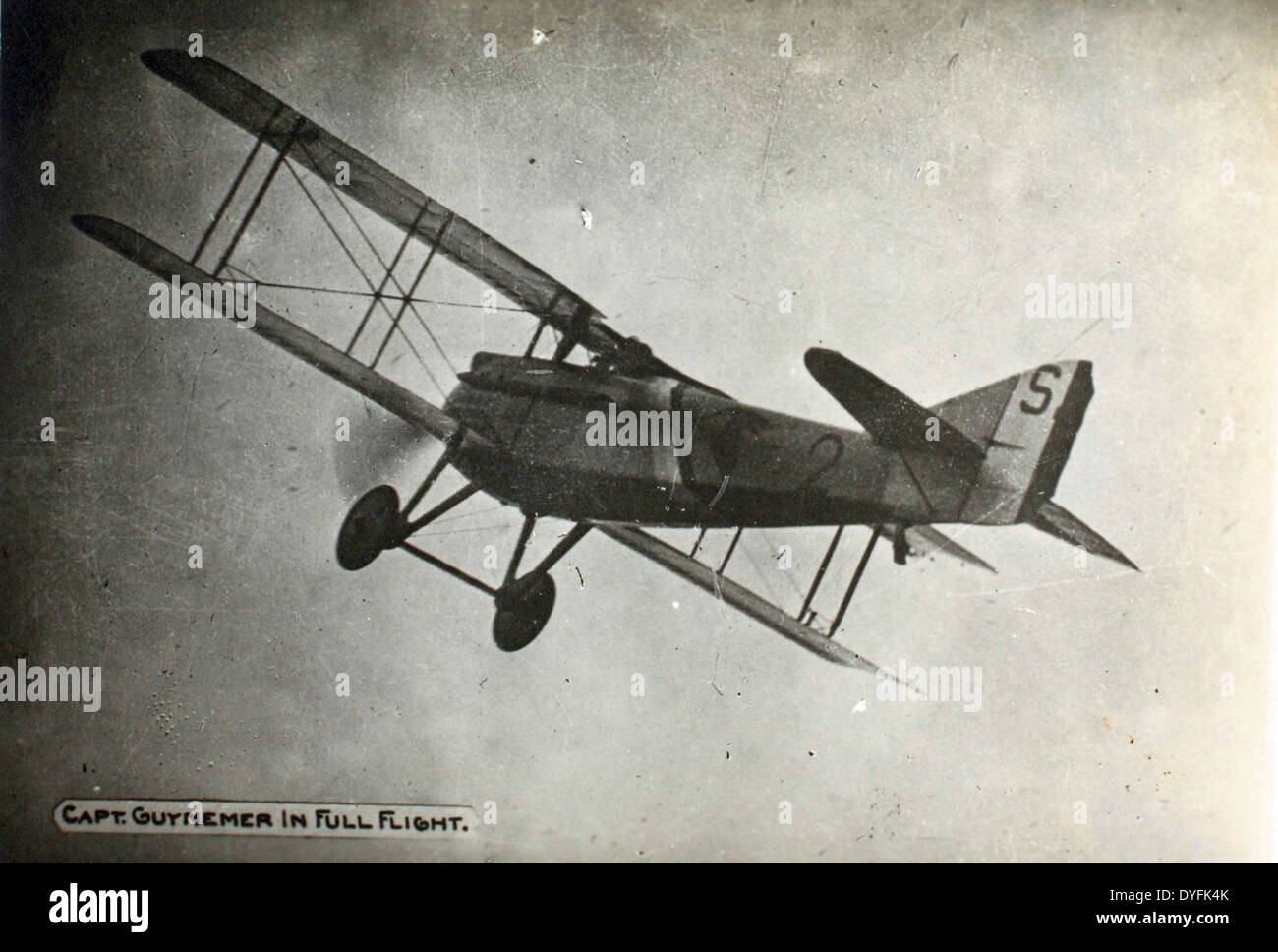 Le capitaine Georges Guynemer, pilote de chasse français renommé pendant la première Guerre mondiale, est montré en plein vol, mettant en valeur ses compétences légendaires et ses contributions au combat aérien. Il est devenu une figure emblématique de l'histoire de l'aviation française. Banque D'Images