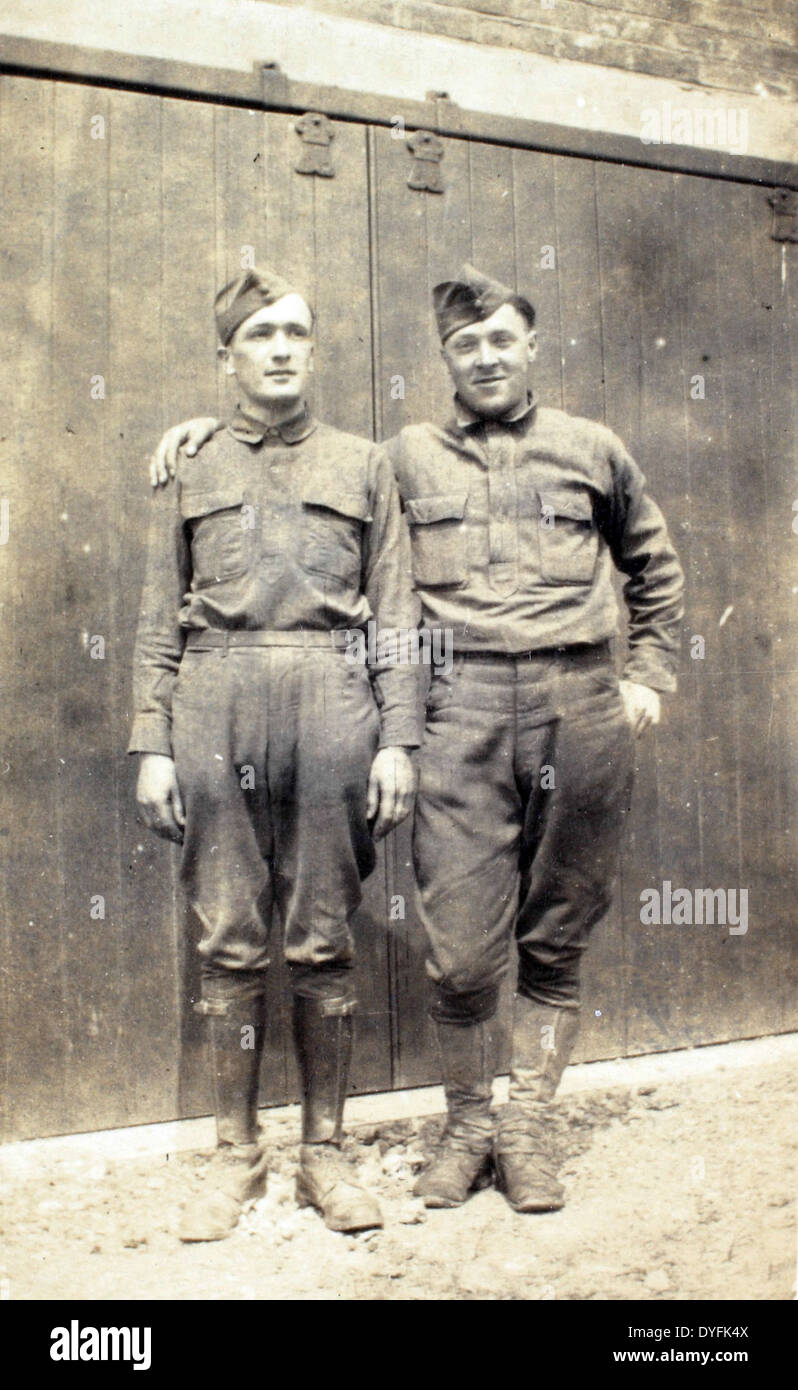 La collection spéciale Richard Denbo présente une sélection de photographies qui documentent des moments importants de l'histoire de l'aviation. Ces photos reflètent l'impact technologique, culturel et social de l'aviation et constituent une ressource précieuse pour comprendre l'évolution du vol et le rôle de l'aviation dans la société. Banque D'Images