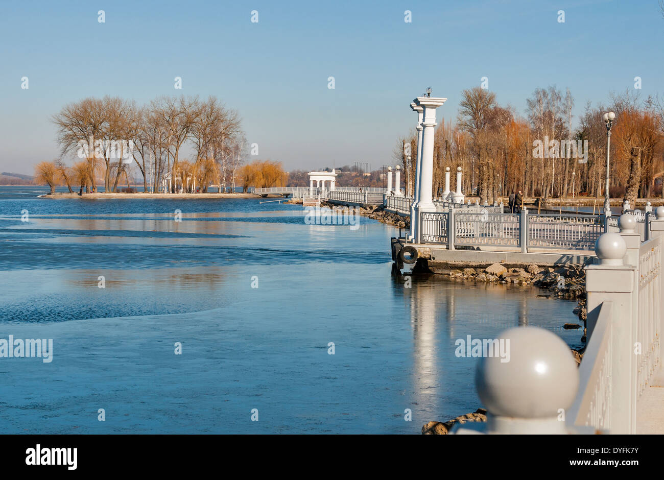 Front de Ternopil avec l'île des amoureux au printemps Banque D'Images
