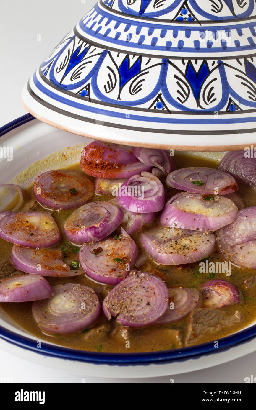 Un tajine marocain avec mi-cuit de boeuf, l'oignon cru et les épices, prêt  à aller au four Photo Stock - Alamy