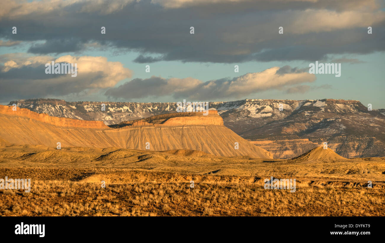 La Grand Mesa, à sommet plat, la plus grande montagne au monde, s'élève derrière le mont Garfield au coucher du soleil près de Grand Junction, Colorado Banque D'Images