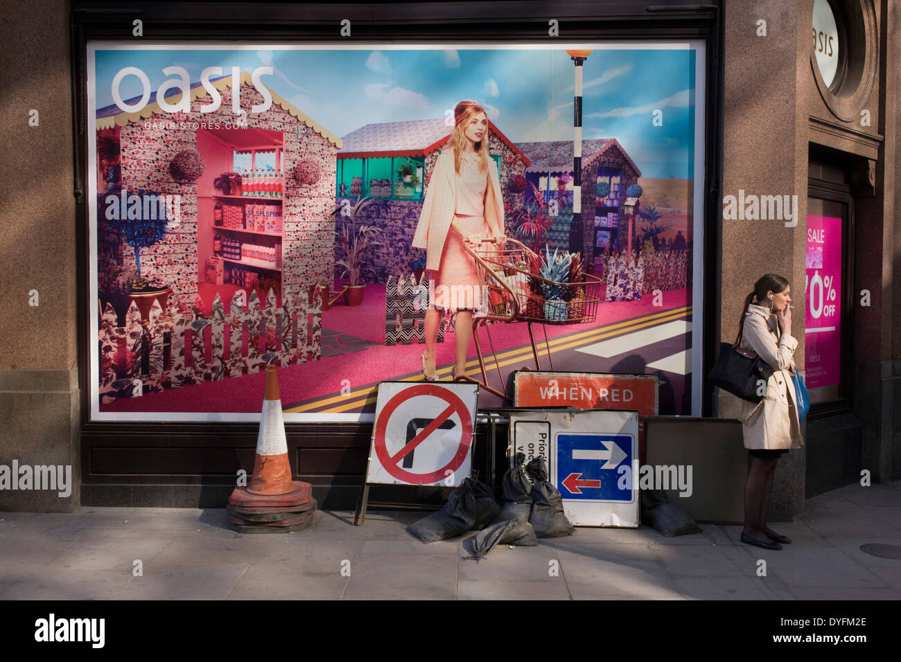 Dame fumeur et travaux sur les signes avant-coureurs d'une Oasis fashion affiche présentant une jeune femme dans une fantaisie utopique à propos de traverser une route. Banque D'Images