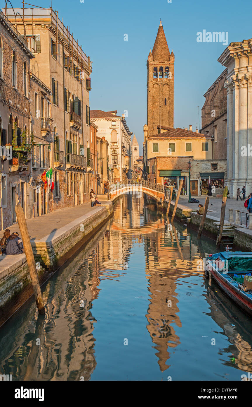 Venise, Italie - 13 mars 2014 : Fondamenta Giardini street et de la place Campo San Barnaba. Banque D'Images