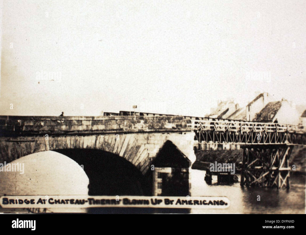 La destruction du pont de Château Thierry par les forces américaines pendant la première Guerre mondiale a été une mesure stratégique pour ralentir l'avancée de l'armée allemande. Cet événement faisait partie de l'intervention américaine plus large dans la guerre. Banque D'Images