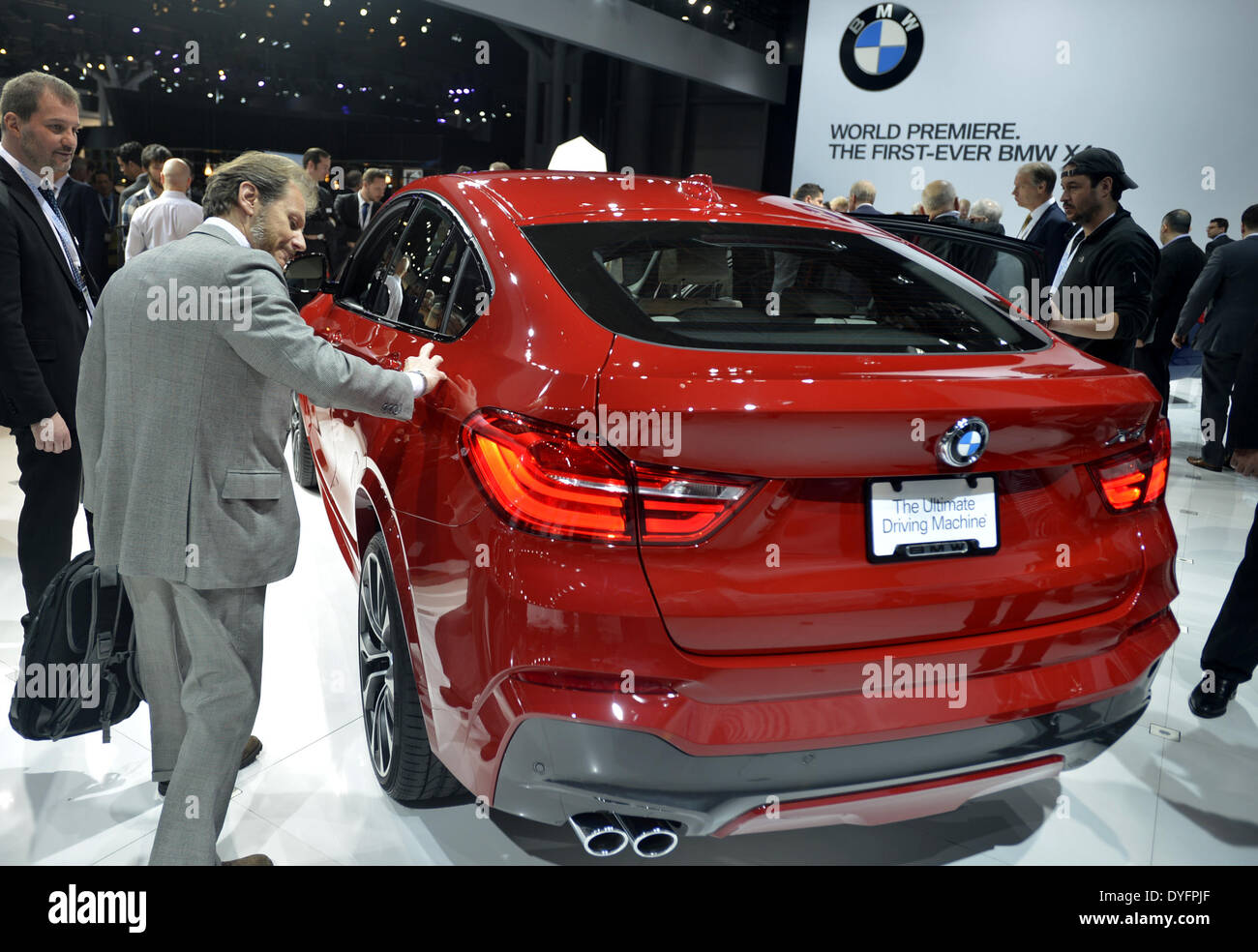 New York, USA. Apr 16, 2014. Une BMW Concept X4 est affiché pendant la journée de la presse 2014 New York International Auto Show de New York, États-Unis, 16 avril 2014. La dernière addition à la famille X, la BMW Concept X4, a été lancé à la 2014 New York International Auto Show, qui sera ouvert au public du 18 au 27 avril. Credit : Wang Lei/Xinhua/Alamy Live News Banque D'Images