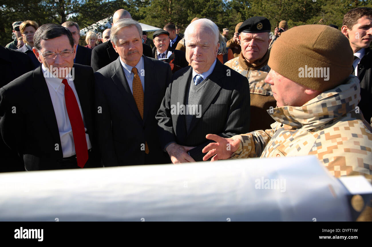 Sénateurs américains (L-R) John Barrasso, John Hoeven et John McCain écouter un exposé par les officiers lettons au cours de l'effort de protection de l'été au cours de leur visite au Camp Adazi 15 avril 2014 à Adazi, la Lettonie. United States marines participent à l'exercice de l'OTAN avec le letton, lituanien et forces estoniennes. Banque D'Images