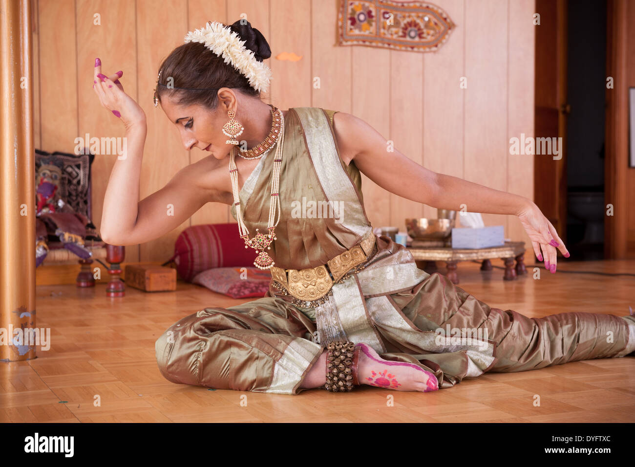 Danseuse indienne traditionnelle dans des tenues très classiques Banque D'Images