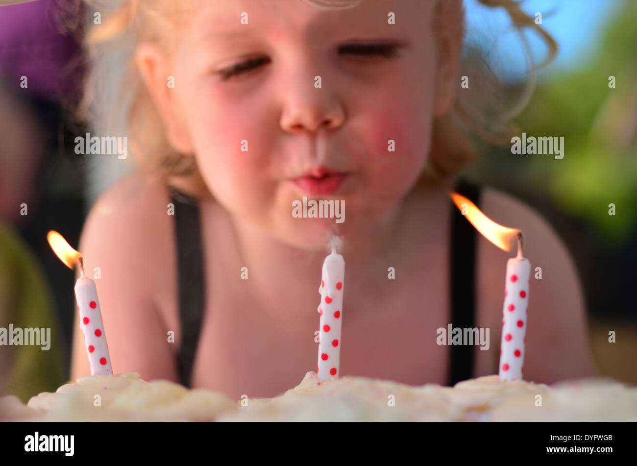 Petite Fille Souffle Les Bougies D Anniversaire Au Cours D Ici Trois Ans De Travail L Age 3 Photo Stock Alamy