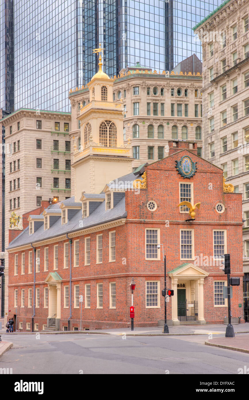 Le Old State House parmi les bâtiments modernes dans le quartier financier de Boston, Massachusetts. Banque D'Images
