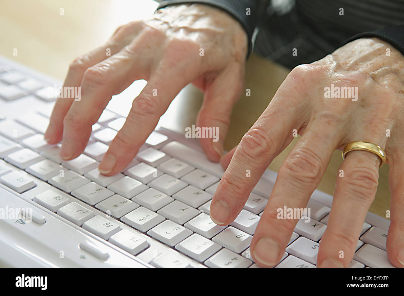 Femme hauts les mains sur un clavier d'ordinateur Banque D'Images