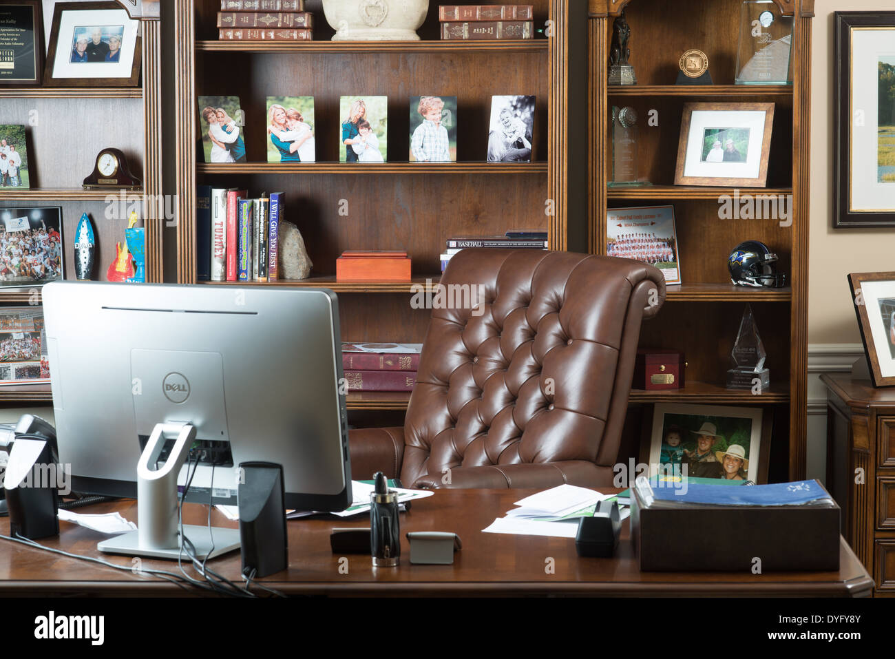 Bureau avec ordinateur de bureau et chaise vide Banque D'Images