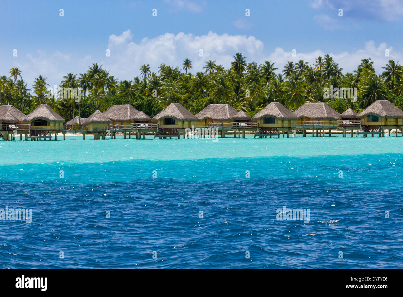 Bungalows sur pilotis au-dessus des couches de bleu turquoise et de l'eau sur l'île de Tahaa en polynésie francaise Banque D'Images