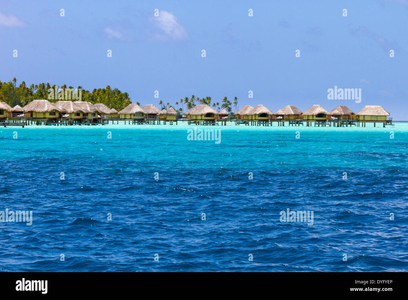 Bungalows sur pilotis au-dessus des couches de bleu turquoise et de l'eau sur l'île de Tahaa en polynésie francaise Banque D'Images