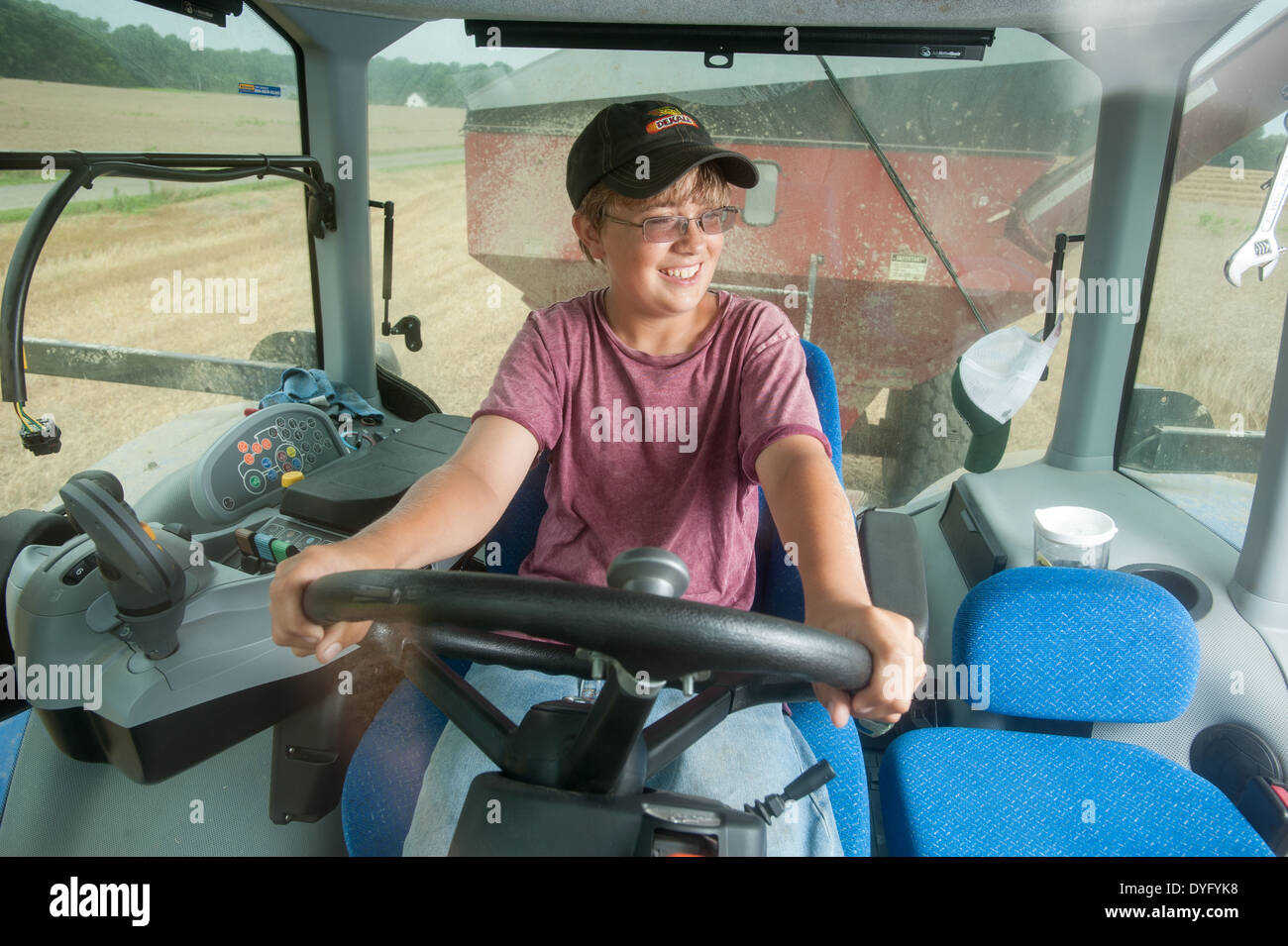 Adolescent dans la cabine du tracteur Centreville MD Banque D'Images