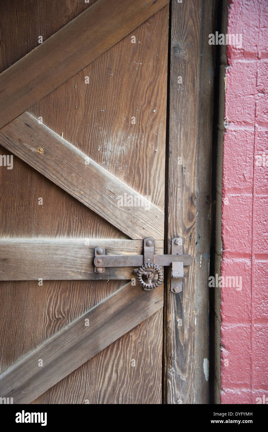 Loquet de porte de grange Photo Photo Stock - Alamy