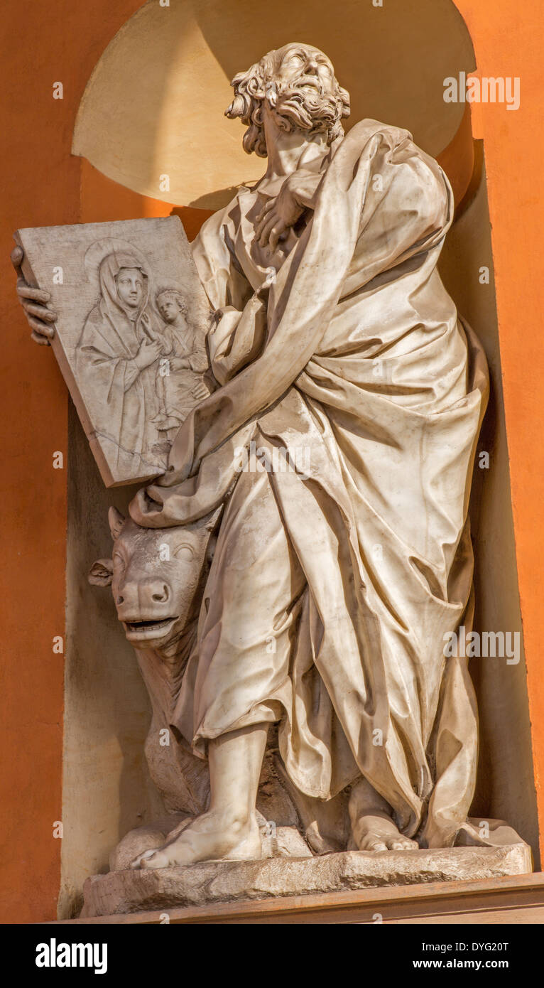 Bologna - Baroque statue de Saint Luc l'Évangéliste du portail ouest de l'église Chiesa della Madonna di San Luca. Banque D'Images