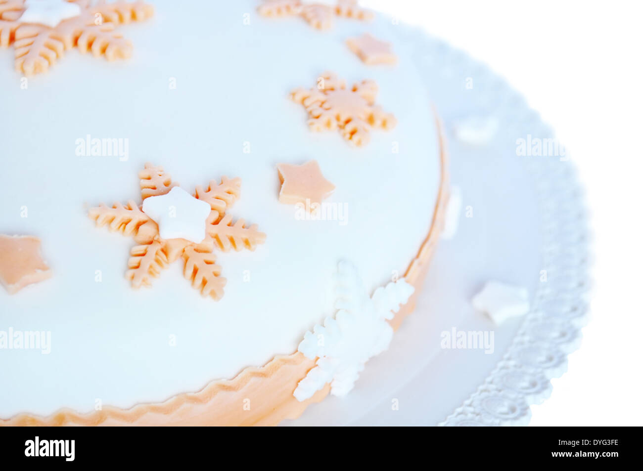 Pate A Sucre Gateau Blanc Avec Decoration Rose En Forme D Etoiles Et De Flocons Isole Sur Fond Blanc Photo Stock Alamy Pate A Sucre Gateau Blanc Avec Decoration Rose En Forme D Etoiles Et De Flocons Isole Sur Fond Blanc Photo Stock Alamy