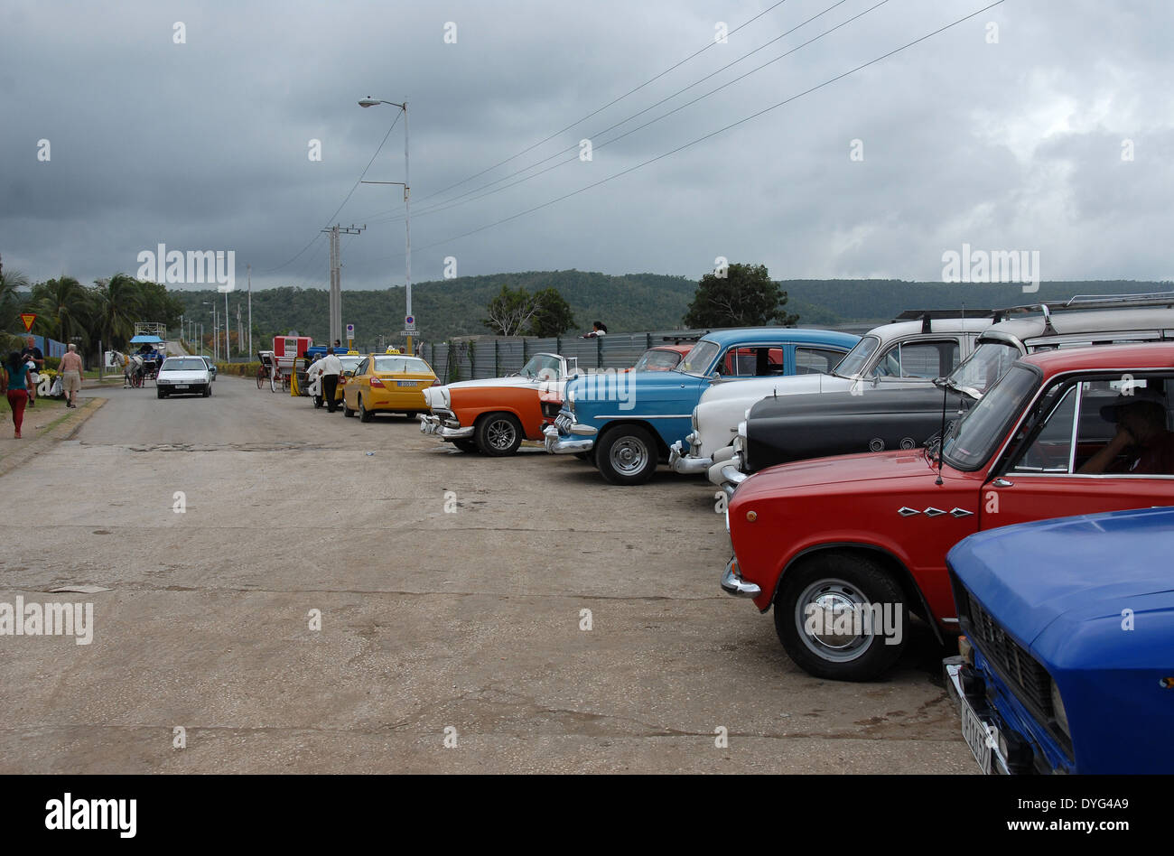 Transport cubain près du marché de Guardalavaca, Cuba montrant les années 50 voitures Banque D'Images