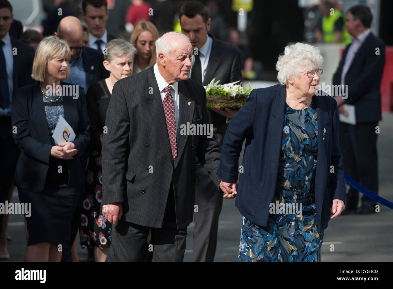 London, UK . Apr 17, 2014. Les membres de la famille des WPC Yvonne Fletcher, son père Tim Fletcher (second R), mère Queenie Fletcher (R), sœurs Heather Allbrook (second L) et Sarah Parson (L) assister à un service commémoratif sur St James Square marquant le 30 e anniversaire de son assassinat, le jeudi 17 avril 2014. Credit : Heloise/Alamy Live News Banque D'Images