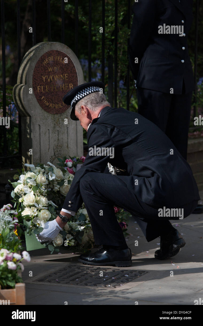 London, UK . Apr 17, 2014. Commissaire de police, Sir Bernard Hogan-Howe assiste à un service commémoratif marquant le 30 e anniversaire de l'assassinat de WPC Yvonne Fletcher tenue le St James Square, le jeudi 17 avril 2014. Credit : Heloise/Alamy Live News Banque D'Images