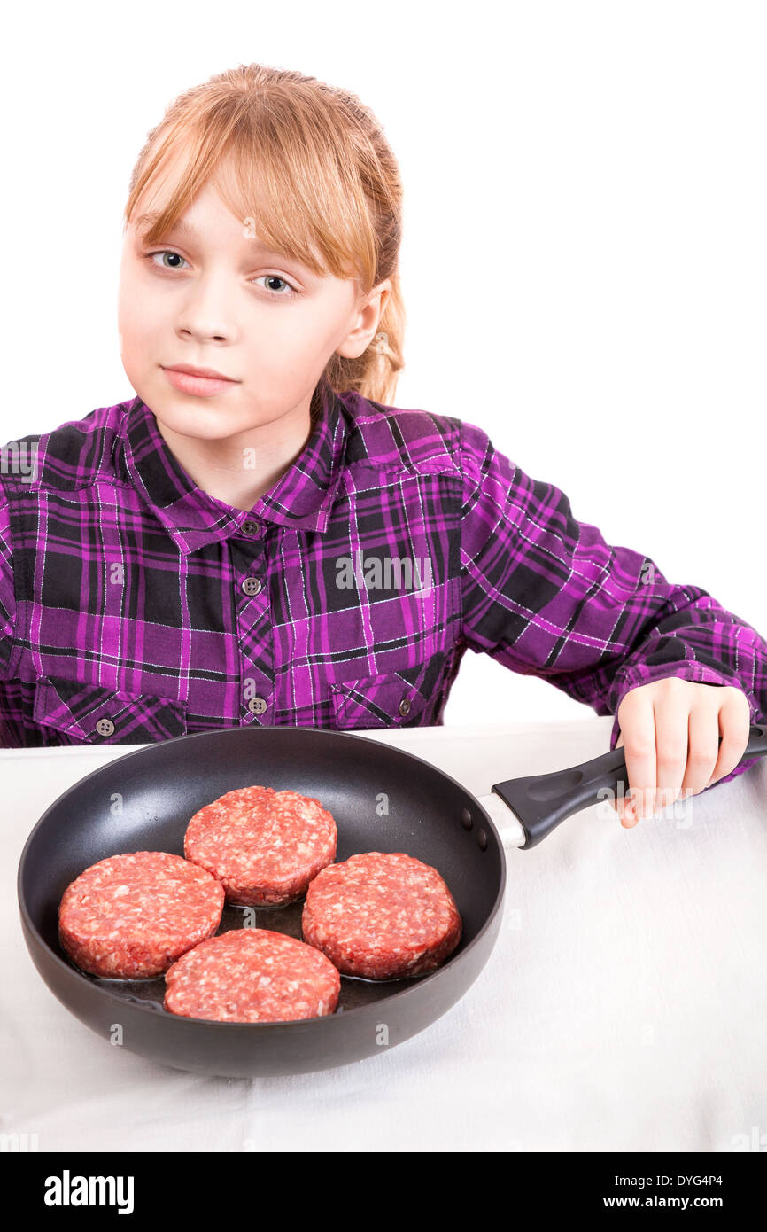 Petite fille blonde avec des boulettes de viande à la casserole sur fond blanc Banque D'Images