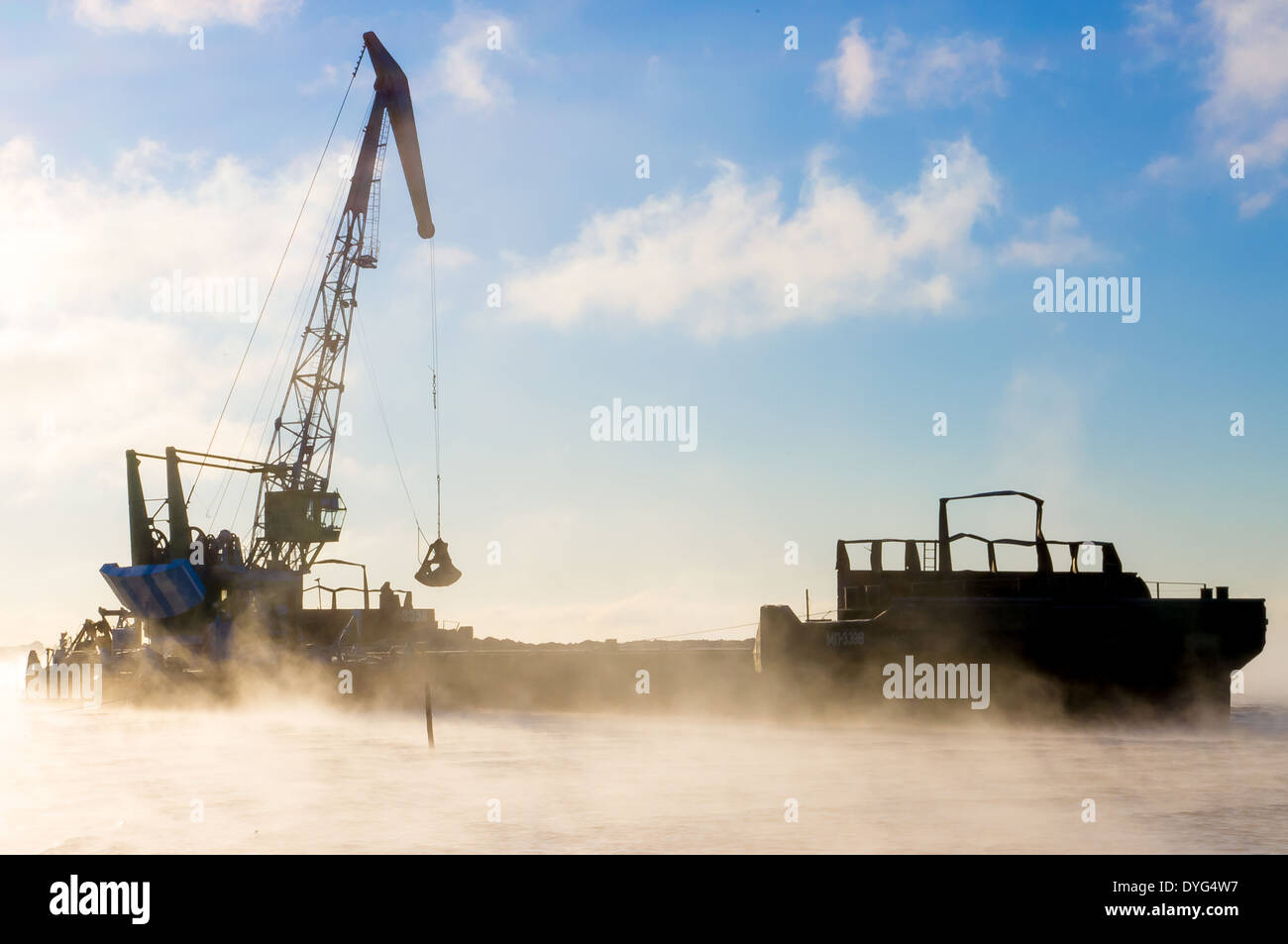 Barge-grue flottante décharge sable, gravier Banque D'Images