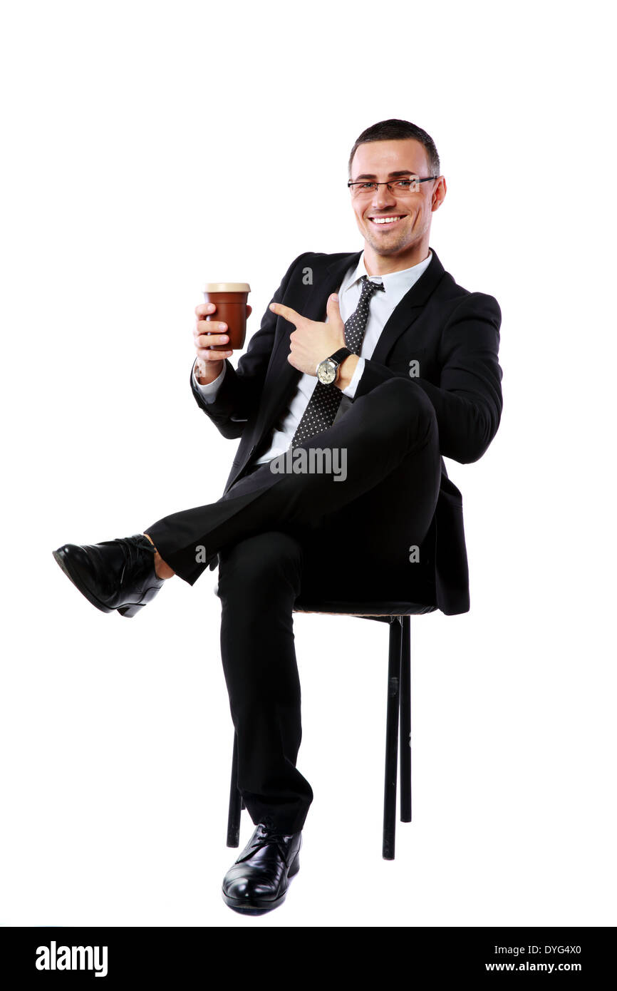 Happy Man tasse de café sur fond blanc Banque D'Images