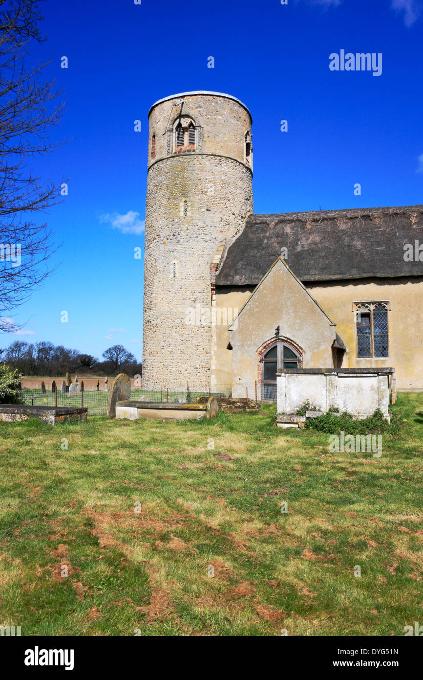 Une vue de la tour ronde et le sud porche de l'église de St Margaret au Herringfleet, Suffolk, Angleterre, Royaume-Uni. Banque D'Images