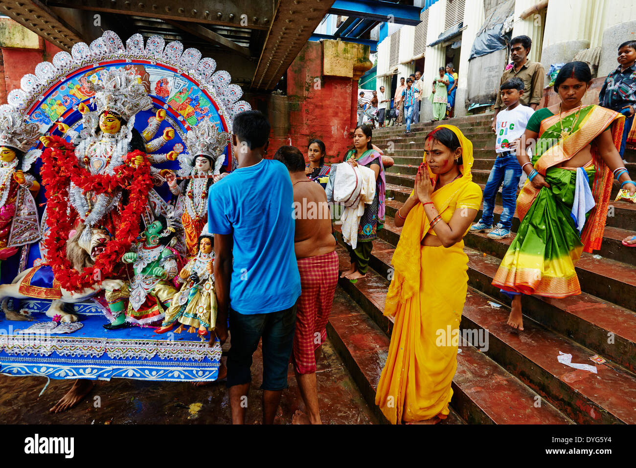 L'Inde, le Bengale occidental, Calcutta, Calcutta, à la fin de Durga Puja les idoles sont jetées à la rivière Hooghly Banque D'Images