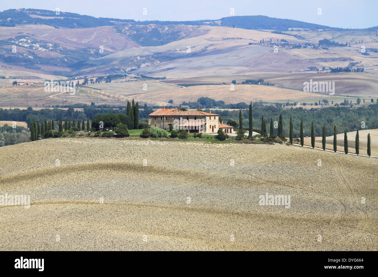Paysage de Toscane avec villa de luxe et cipress Banque D'Images