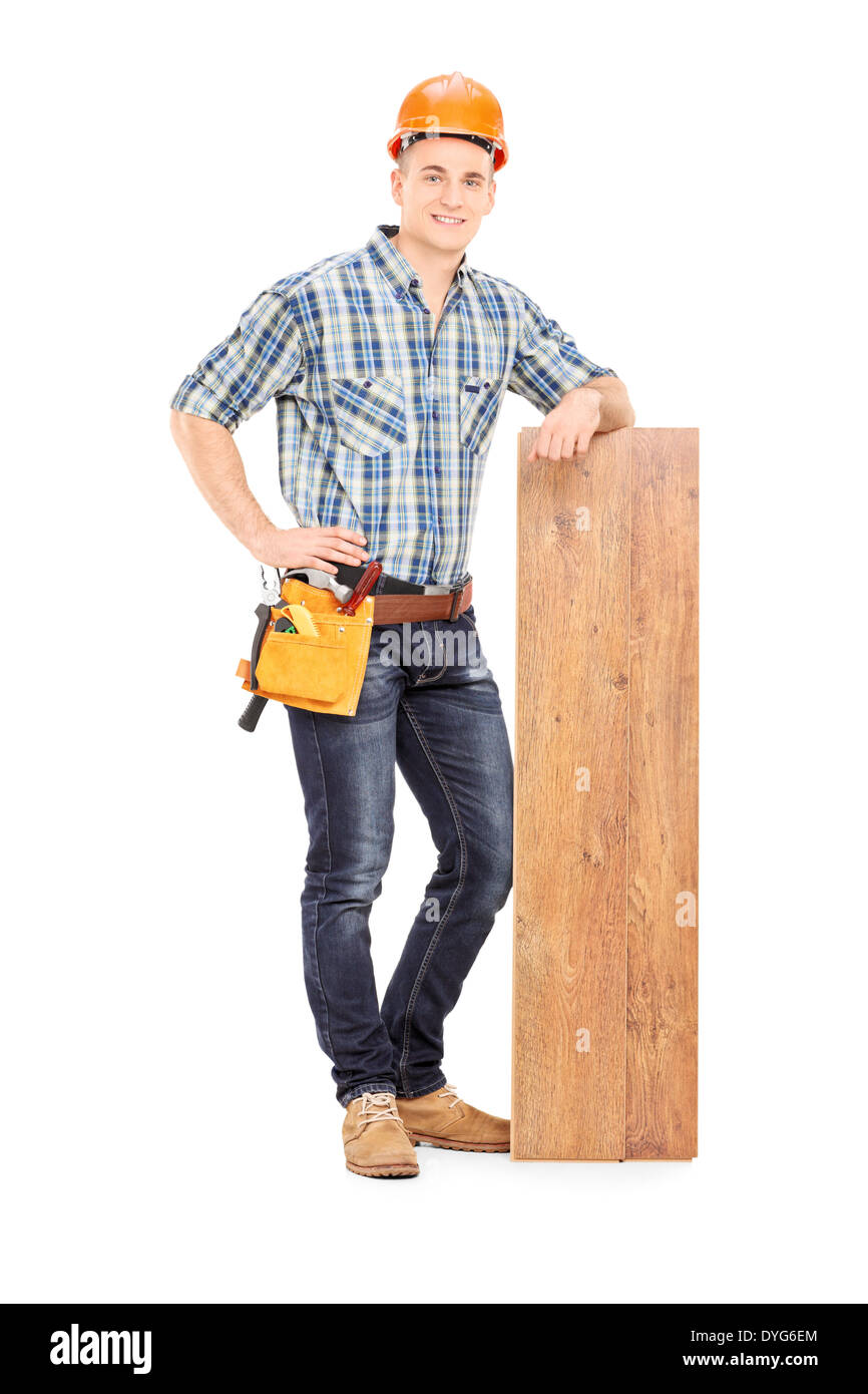 Full Length portrait of male carpenter s'appuyant sur une planche Banque D'Images