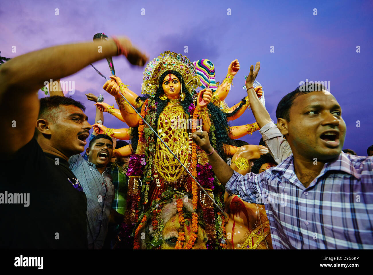 L'Inde, le Bengale occidental, Calcutta, Calcutta, à la fin de Durga Puja les idoles sont jetées à la rivière Hooghly Banque D'Images