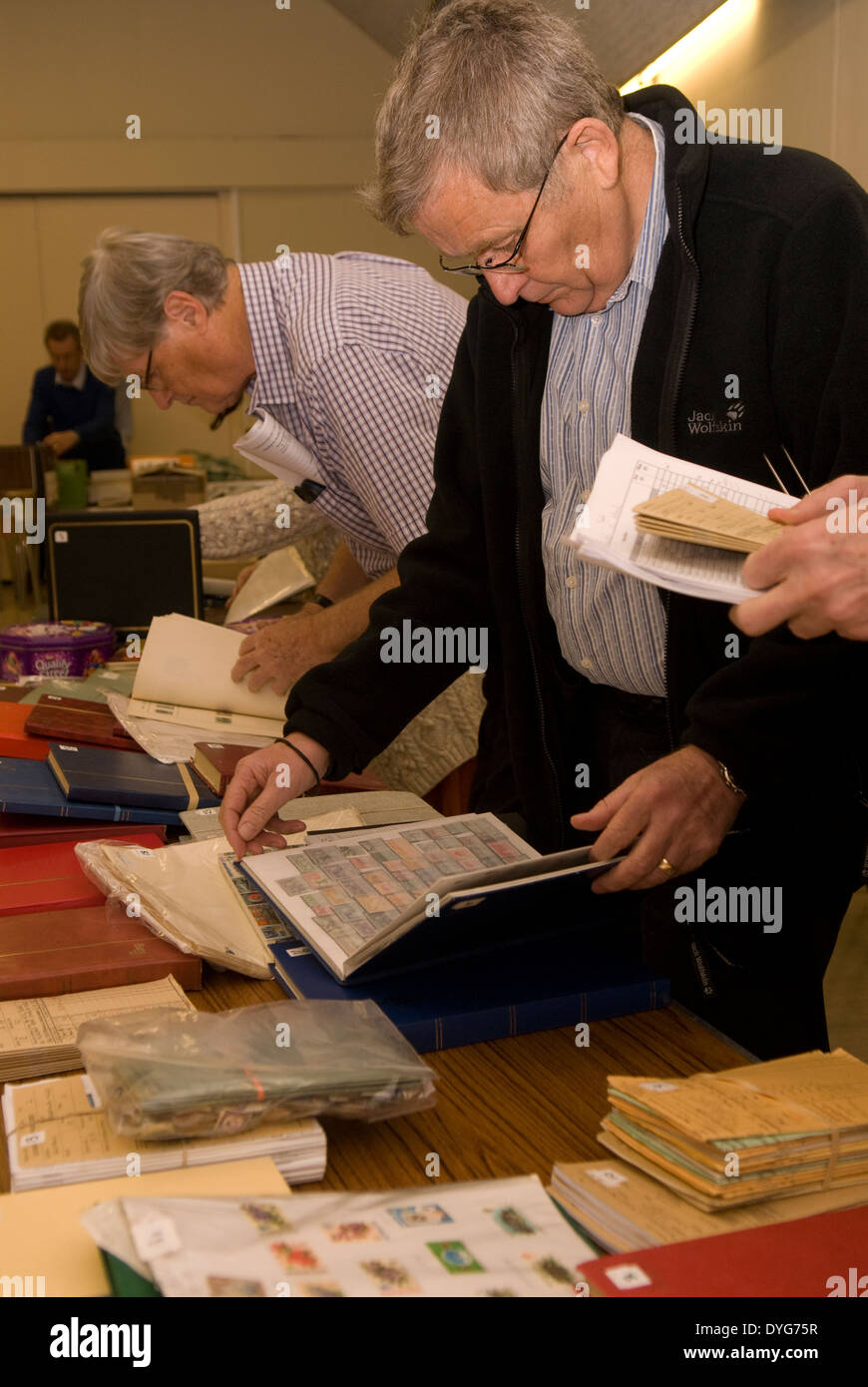 Les gens participant à une vente aux enchères de timbres, Petersfield, Hampshire, Royaume-Uni. Banque D'Images