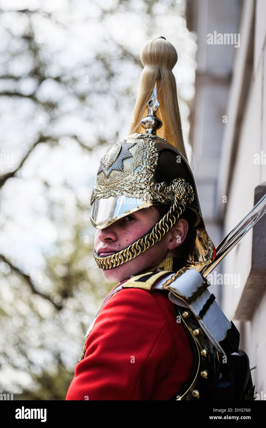Un cavalier monté à partir de la vie gardiens le service de sentinelle à Horse Guards Parade à Londres. Banque D'Images