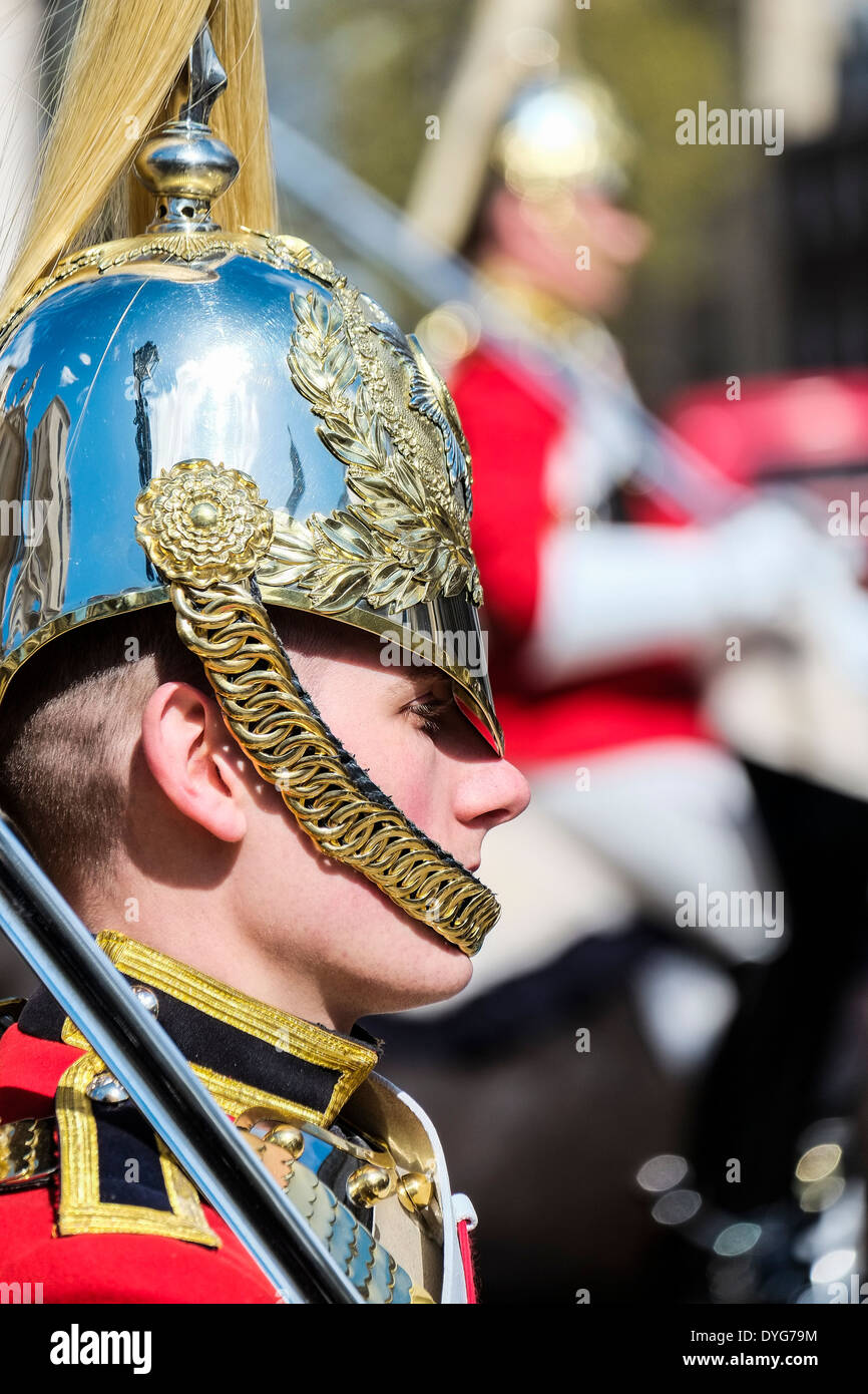 Un cavalier de la Life Guards sur service de sentinelle à Horse Guards Parade à Londres. Banque D'Images